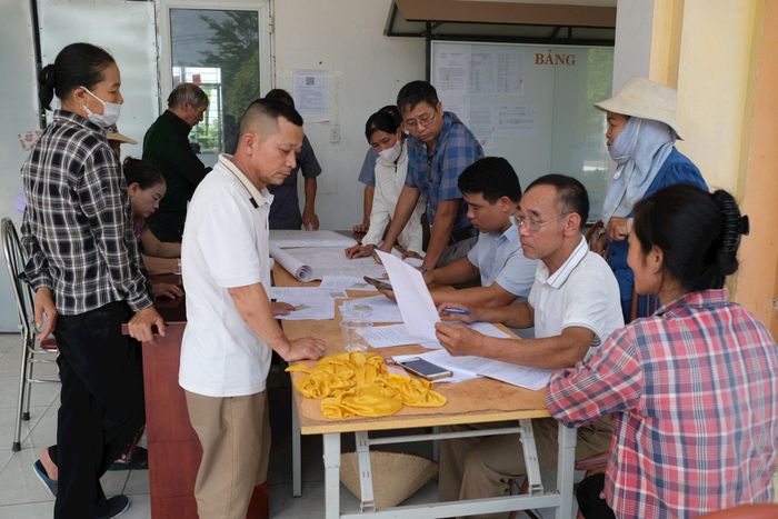 UBND xã Kim Anh đề nghị người dân khi đi kê khai làm sạch dữ liệu đất đai cần nắm rõ các thông tin về thửa đất, diện tích, xứ đồng, người quản lý sử dụng và các giấy tờ liên quan nếu có. Ảnh Sỹ Hào