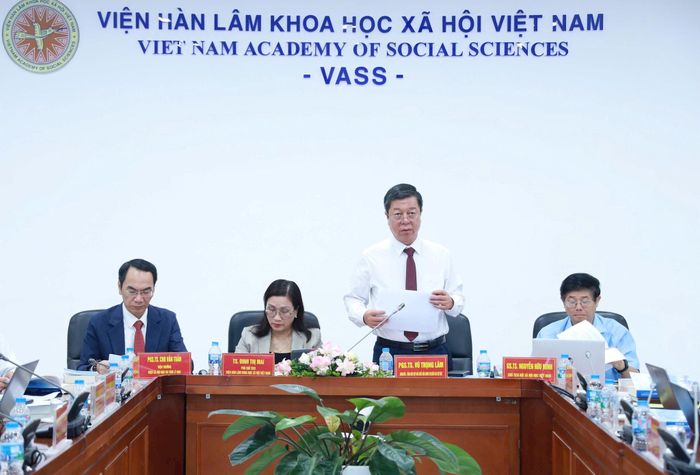 Các đại biểu chủ trì hội thảo. Ảnh: Minh Hải