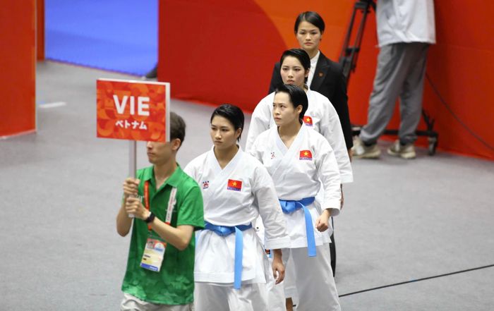 Bước vào ASIAD 20 với tư cách nhà đương kim vô địch, đội kata đồng đội nữ Việt Nam chịu không ít áp lực. Sau khi giành chiến thắng trước đối thủ Nepal ở tứ kết và Đài Loan (Trung Quốc) ở bán kết, bộ ba vận động viên: Hoàng Thị Thu Uyên (đi đầu) Nguyễn Ngọc Trâm (ở giữa) và Bùi Ngọc Nhi (đi thứ 3) đối đầu với ba võ sĩ Iran Sadeghi Dastak Fatemeh, Hosseini Zeynabalsadat và Amini Soumeh Kabodin Depideh ở chung kết. Ảnh: Bùi Lượng