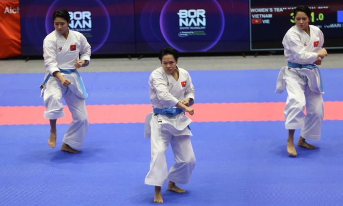 Ba nữ võ sĩ Việt Nam vẫn giữ được sự bình tĩnh, tập trung và thể hiện bài quyền với độ chính xác cao và giành chiến thắng 5-0 trước đối thủ. Ảnh: Bùi Lượng