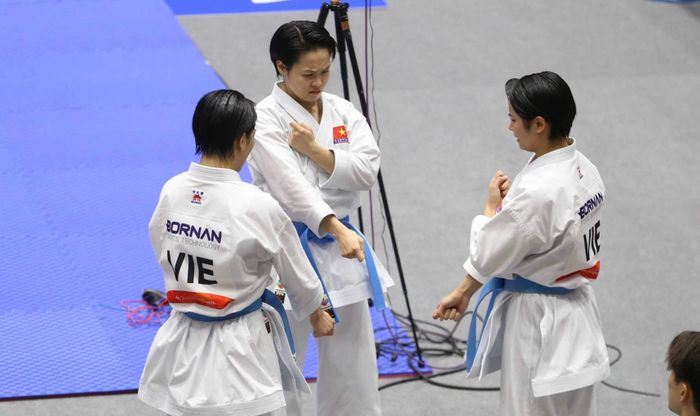 So với kỳ ASIAD tại Hàng Châu năm 2023, đội hình đã có sự thay đổi, khi hai gương mặt trẻ Bùi Ngọc Nhi và Hoàng Thị Thu Uyên sát cánh cùng đàn chị Nguyễn Ngọc Trâm. Dù thay đổi nhân sự, sự ăn ý và đồng đều trong từng động tác vẫn được các nữ võ sĩ duy trì. Ảnh: Bùi Lượng
