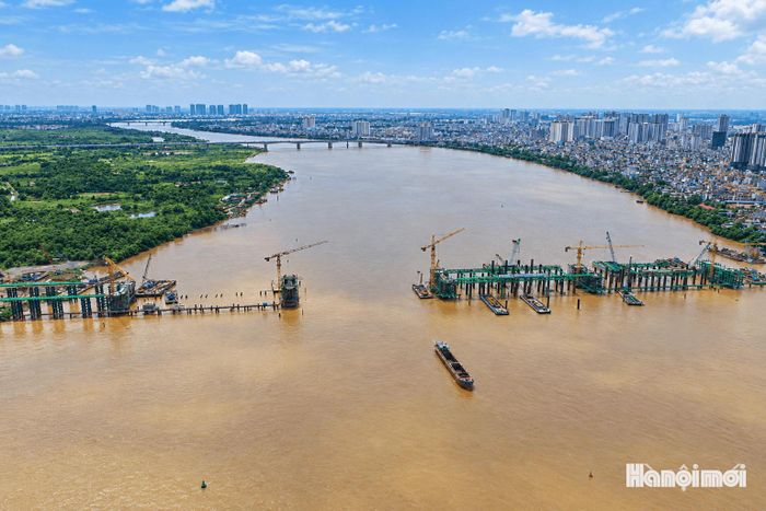 Cầu Trần Hưng Đạo và cầu dẫn dài 4,18 km, điểm đầu tại ngã 5 Trần Hưng Đạo - Trần Thánh Tông, phường Cửa Nam - Hai Bà Trưng, điểm cuối nối với phố Nguyễn Sơn, phường Bồ Đề.