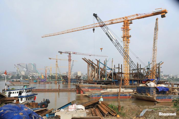 Máy móc, sà lan và cẩu chuyên dụng hoạt động liên tục trên công trường cầu Trần Hưng Đạo.