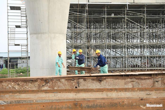 Trên công trường, 17 mũi thi công được duy trì liên tục để triển khai các hạng mục bệ trụ, thân trụ, cầu dẫn và cầu vượt tại nút giao Cổ Linh.