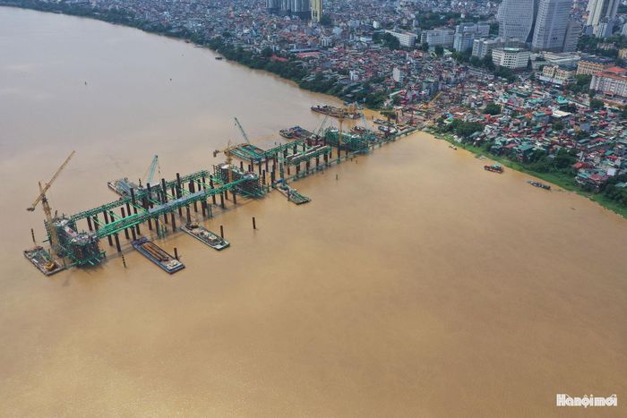 Đáng chú ý, 128 cọc khoan nhồi cùng 7 bệ trụ cầu chính đã cơ bản được hoàn thành. Riêng 5 trụ cầu chính nằm giữa dòng sông Hồng đã đạt khoảng 90% khối lượng