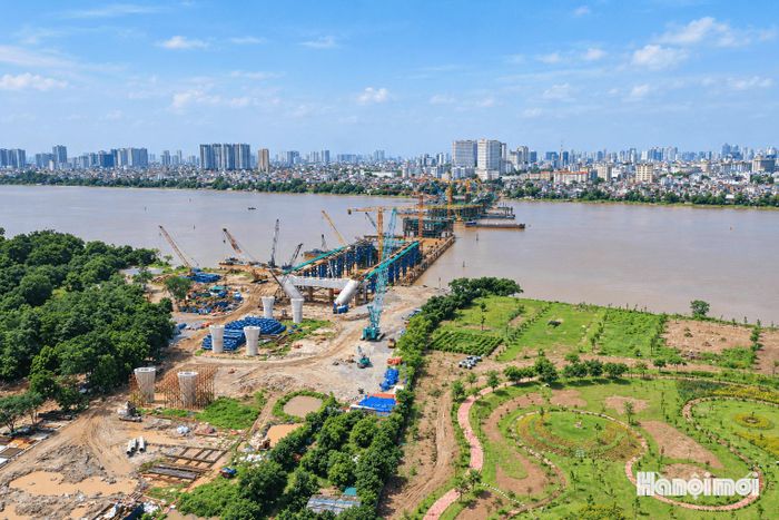 Khởi công chưa đầy một năm, dự án cầu Trần Hưng Đạo với tổng mức đầu tư hơn 16.200 tỷ đồng đã hoàn thành khối lượng thi công ấn tượng lên tới 40%, đã vượt qua giai đoạn thi công phức tạp nhất dưới lòng sông Hồng