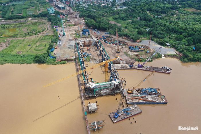 Ghi nhận tại công trường, hàng trăm công nhân cùng hệ thống máy móc, thiết bị hiện đại đang được huy động để triển khai các hạng mục.