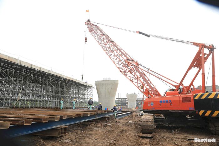 Các công nhân thi công trên tinh thần khẩn trương để bảo đảm tiến độ đề ra.