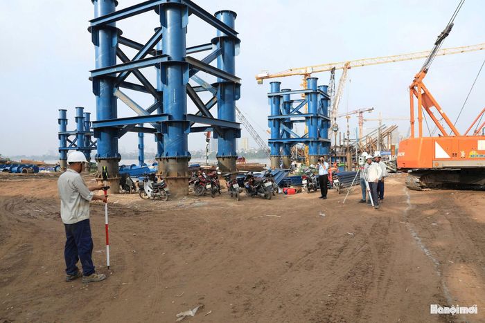 Việc kiểm tra, đo đạc được các kỹ sư thực hiện thường xuyên để tránh sai sót.