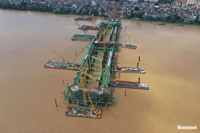 Hiện tại, công trường đang bước sang giai đoạn lắp dựng mới. Để phục vụ quá trình này, những đốt dầm đầu tiên đã được lai dắt an toàn bằng đường thủy về tới khu vực thi công