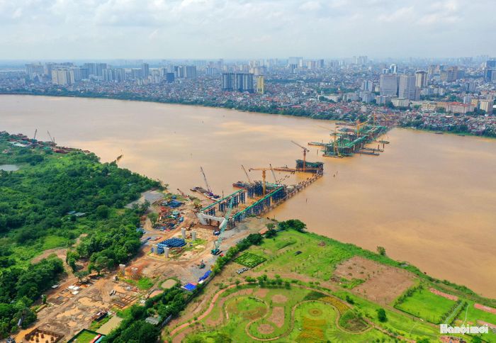 Cầu Trần Hưng Đạo là cây cầu biểu tượng bắc qua sông Hồng. Khi hoàn thành, cầu Trần Hưng Đạo sẽ giảm áp lực giao thông cho cầu Chương Dương, nơi đang bị quá tải 8 lần công suất thiết kế, và cầu Vĩnh Tuy - nơi đang bị ùn tắc thường xuyên ở 2 đầu.