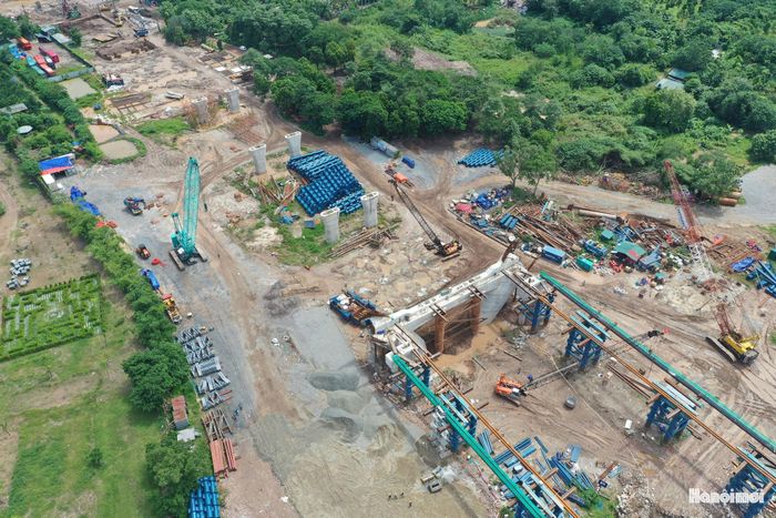 Công trường được tổ chức thi công 3 ca, 4 kíp liên tục cả ngày lẫn đêm nhằm bảo đảm mục tiêu hoàn thành trong năm 2027.