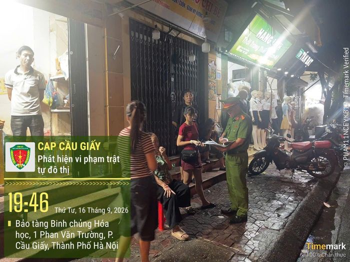 Lực lượng chức năng yêu cầu các cơ sở ký cam kết chấp hành nghiêm các quy định về quản lý, sử dụng lòng đường, vỉa hè. Ảnh: Vân Nhi