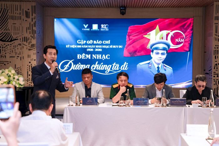 Ca sĩ Lê Anh Dũng biểu diễn một số ca khúc của nhạc sĩ Huy Du trong buổi giới thiệu đêm nhạc. Ảnh: BTC