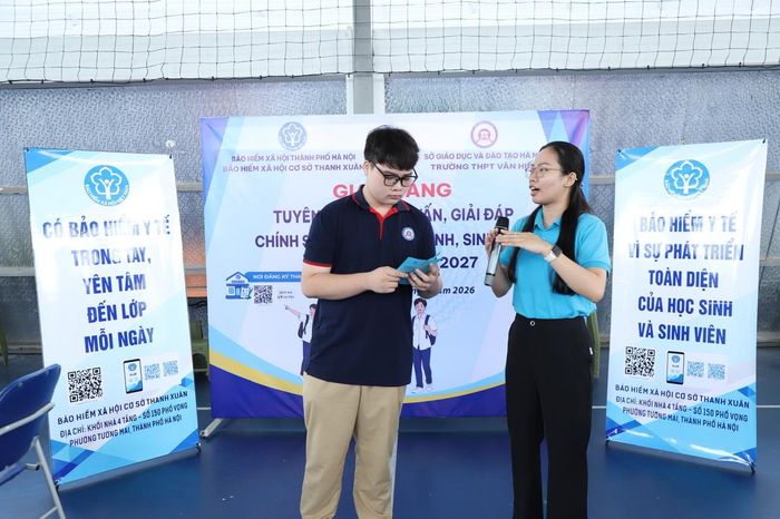 BHXH cơ sở Thanh Xuân tuyên truyền, giải đáp chính sách BHYT tới học sinh Trường THPT Văn Hiến.