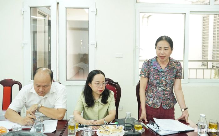 Phó Chủ tịch UBND phường Hai Bà Trưng Đỗ Phương Nga báo cáo tại buổi làm việc. Ảnh: Lê Dung