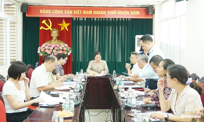 Thành viên Đoàn giám sát trao đổi tại buổi làm việc. Ảnh: Lê Dung