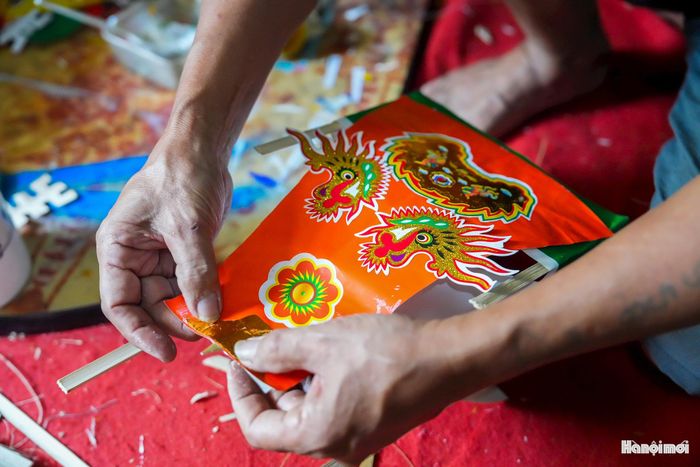 Về sau này, đồ chơi trẻ em ngày càng phong phú, trong đó có nhiều sản phẩm nhập ngoại. Đồ chơi truyền thống vì thế gặp khó khăn trong việc cạnh tranh, người mua thưa dần. Ông Tý cũng đã có một thời gian dài phải ngừng làm nghề.