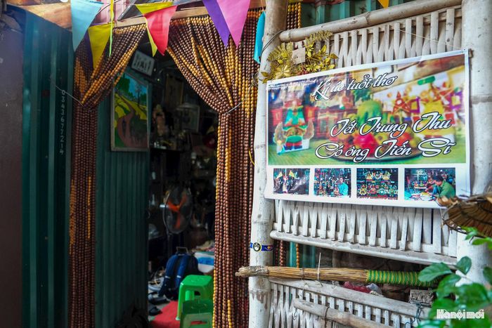 Những ngày cận Tết Trung thu, căn nhà nhỏ của ông Nguyễn Văn Tý ở xóm 2 (cụm 5, thôn Bá Dương Nội, xã Ô Diên) trở nên chật chội hơn bởi những thanh tre, giấy màu, keo dán cùng nhiều món đồ chơi truyền thống đã hoàn thành. Ông Tý hiện là người duy nhất ở địa phương còn giữ nghề làm đồ chơi Trung thu dân gian.