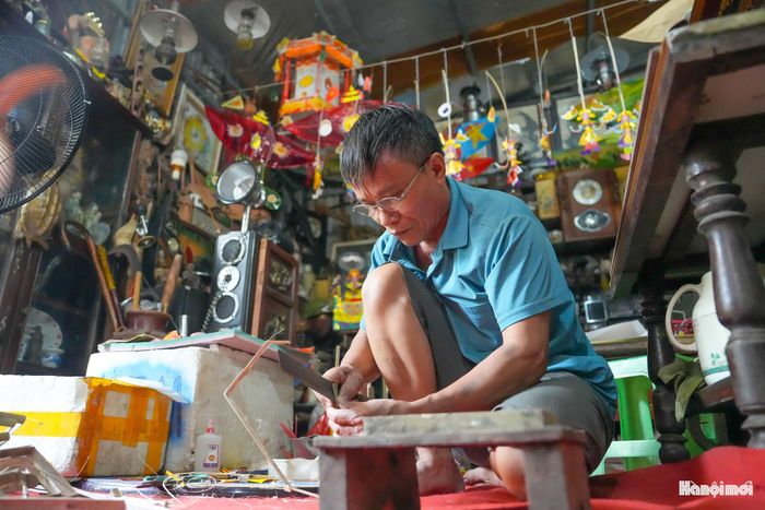Giữa vô vàn món đồ chơi hiện đại, những sản phẩm làm từ tre, giấy, đất thó vẫn tìm được chỗ đứng riêng. Với ông Tý, mỗi món đồ chơi hoàn thành không chỉ là một sản phẩm, mà còn là cách lưu giữ ký ức Trung thu và trao lại cho thế hệ sau một nét đẹp văn hóa dân gian của người Việt.