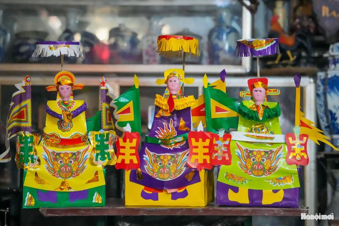Món đồ chơi dân gian truyền thống như ông tiến sĩ giấy được gửi gắm ước mong con trẻ chăm ngoan, học hành tiến bộ, những món đồ chơi dân gian với cách tạo hình gần gũi cũng giúp trẻ em làm quen với màu sắc, hình khối và những câu chuyện văn hóa được trao truyền qua nhiều thế hệ.
