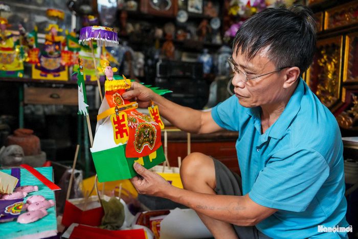 Để đưa đồ chơi truyền thống đến gần hơn với người trẻ, ông Tý thường xuyên đăng hình ảnh, video quá trình làm nghề lên Facebook. Ông cũng mong muốn được hướng dẫn trẻ em trải nghiệm làm đồ chơi dân gian Trung thu truyên thống.