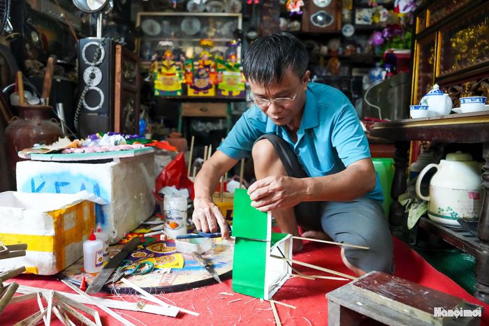 "Từ niềm yêu thích đó, lớn thêm một chút, tôi quan sát những món đồ chơi và tự tìm nguyên liệu sẵn có ở quê để làm. Khoảng những năm 1983-1984, tôi đã làm đồ chơi Trung thu truyền thống cho vợ mang bán tại các chợ, cũng kiếm được tiền”. - ông Tý chia sẻ.