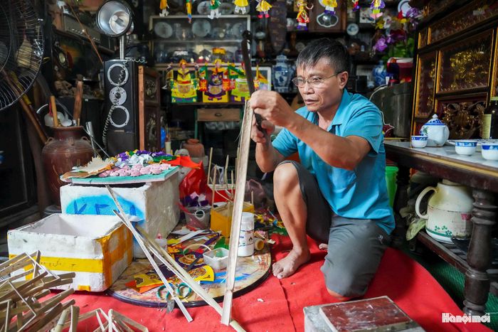Từ niềm yêu thích những món đồ chơi ấy, ông Tý bắt đầu học cách làm từ khi còn nhỏ. Ông chia sẻ: “Từ nhỏ, tôi đã mê mẩn những chú rối, tiến sĩ giấy… được mẹ, được bà mua cho mỗi độ Tết Trung thu".