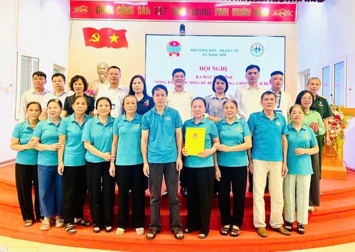 Ra mắt mô hình “Nông dân Ngọc Hồi chủ động phòng, chống dịch bệnh”. Ảnh: PV