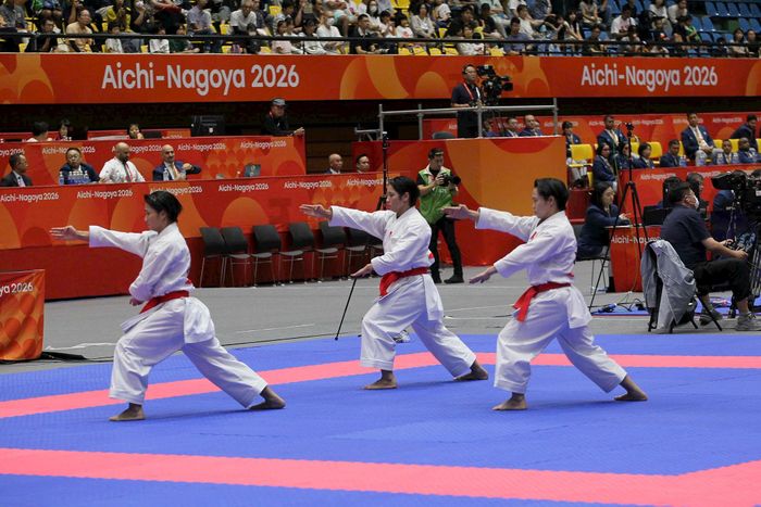 Các vận động viên Nguyễn Ngọc Trâm, Bùi Ngọc Nhi và Hoàng Thị Thu Uyên trong bài thi chung kết. Ảnh: Bùi Lượng