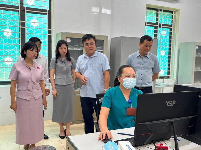 Đoàn giám sát của Ban Khoa học, Công nghệ và Môi trường khảo sát thực tế tại Trạm Y tế xã Ba Vì. Ảnh: Vân Hà