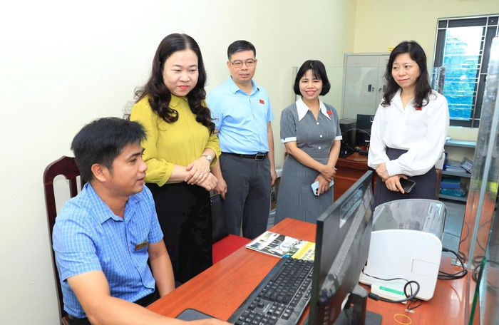 Đoàn khảo sát công tác chuyển đổi số tại xã Phượng Dực. Ảnh: Lê Hải