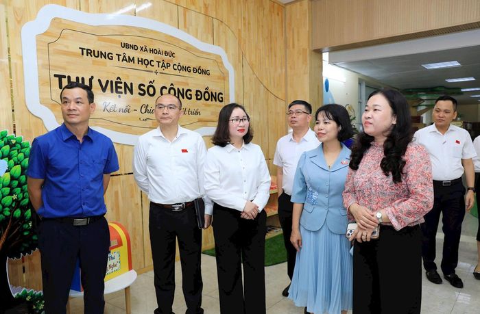 Đoàn khảo sát tại mô hình Thư viện số cộng đồng trên địa bàn xã Hoài Đức. Ảnh: Lê Hải
