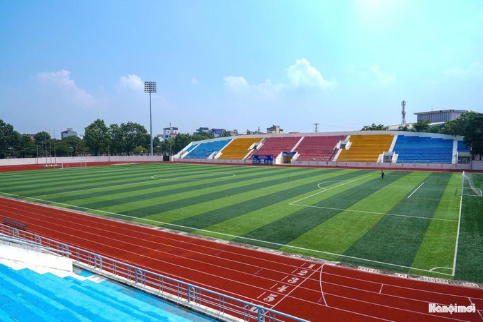 Mặt sân được kiểm tra kỹ lưỡng nhằm bảo đảm điều kiện thi đấu tốt nhất cho các cầu thủ.