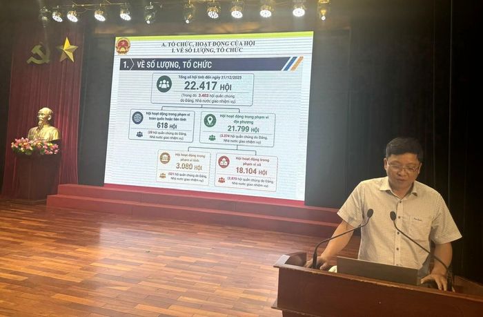 Phó Vụ trưởng Vụ Tổ chức phi chính phủ (Bộ Nội vụ) Tạ Tấn truyền đạt các nội dung tại chương trình tập huấn.