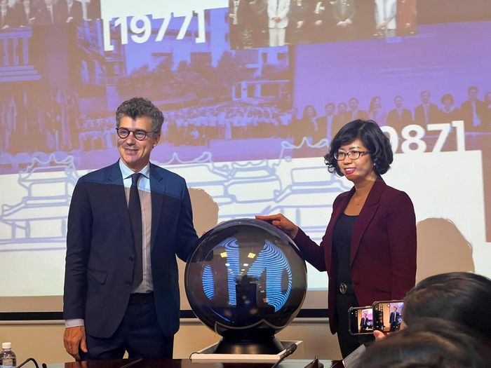 Công bố đồ họa chính thức kỷ niệm 50 năm Việt Nam gia nhập UNESCO trong khuôn khổ Họp báo. Ảnh: Tú Anh