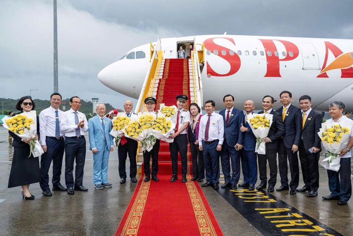 Các đại biểu tặng hoa tổ bay điều khiển chiếc tàu bay thân rộng A330 đầu tiên của Sun Phuquoc Airways hạ cánh xuống Phú Quốc.