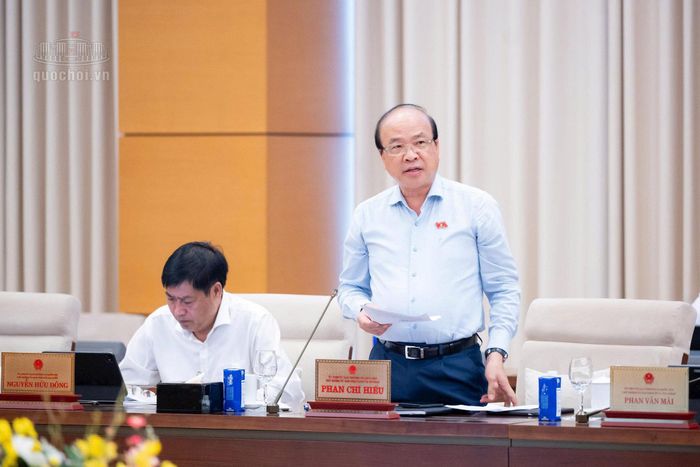 Chủ nhiệm Ủy ban Pháp luật và Tư pháp của Quốc hội Phan Chí Hiếu báo cáo thẩm tra. Ảnh: media.quochoi.vn