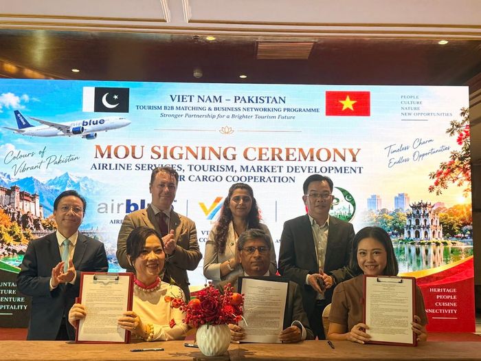 Bản ghi nhớ hợp tác ba bên giữa Airblue Limited, VTours Vietnam Company Limited và Công ty Cổ phần Thương mại Đầu tư và Du lịch Việt Nam Pakistan tập trung vào dịch vụ hàng không. Ảnh: Kiều Thoan Thu