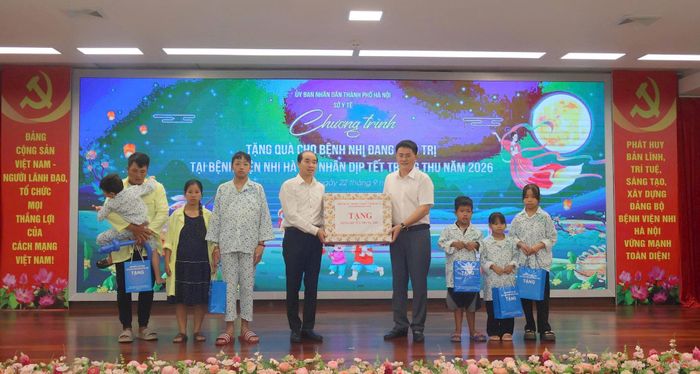 Phó Giám đốc Sở Y tế Hà Nội Nguyễn Đình Hưng trao kinh phí và quà theo Nghị quyết số 16/2026/NQ-HĐND cho Bệnh viện Nhi Hà Nội. Ảnh: Phạm Ban