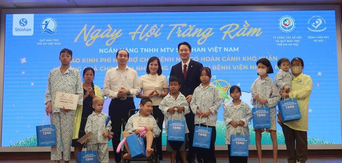 Trao những suất quà ý nghĩa tới các em nhỏ dịp Trung thu. Ảnh: Phạm Ban