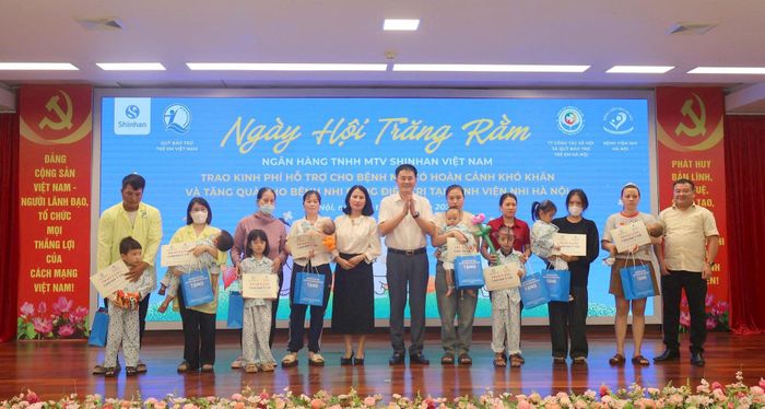 Trao tặng kinh phí và quà cho các bệnh nhi có hoàn cảnh khó khăn đang điều trị tại Bênh viện Nhi Hà Nội. Ảnh: Phạm Ban