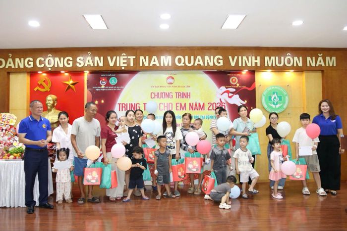 Đại diện lãnh đạo Ủy ban MTTQ Việt Nam xã Gia Lâm và Hội Doanh nghiệp Gia Lâm trao quà cho các bệnh nhi tại hội trường. Ảnh: P.V