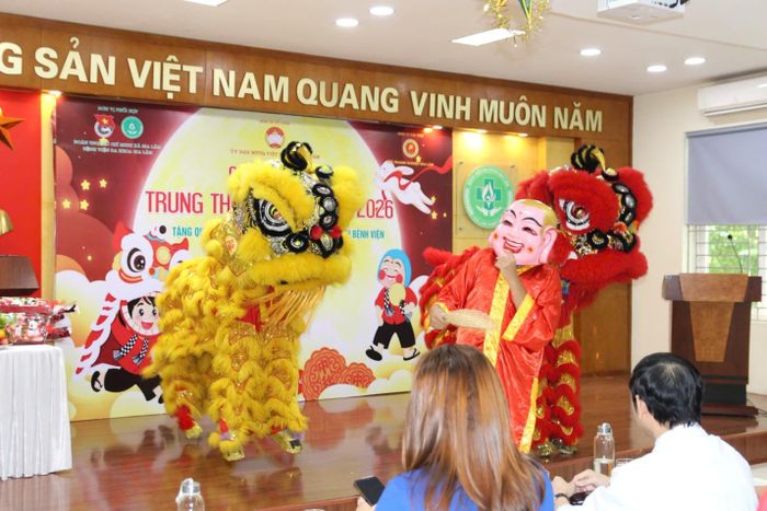 Tiết mục múa lân tạo không khí vui tươi, phấn khởi giúp các bệnh nhi tạm quên những mệt mỏi trong quá trình điều trị. Ảnh: P.V