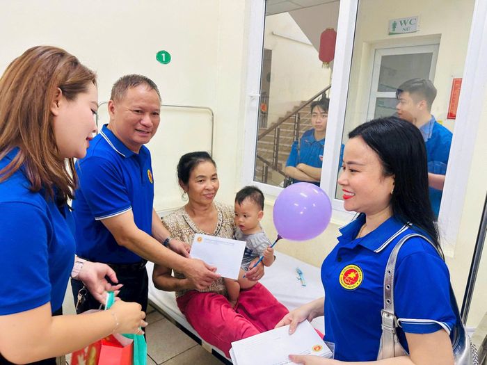Ban Tổ chức cũng trực tiếp đến các phòng bệnh thăm hỏi, trao quà cho bệnh nhi. Ảnh: P.V