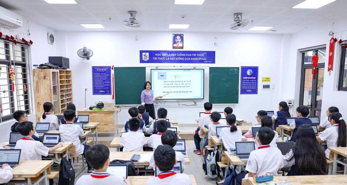 Cô trò Trường THCS Giảng Võ (Hà Nội) trong tiết học có ứng dụng AI. Ảnh: VP