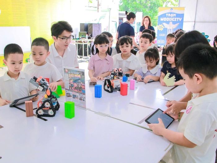 Học sinh tiểu học Hà Nội hào hứng với các tiết học có ứng dụng công nghệ. Ảnh: ND
