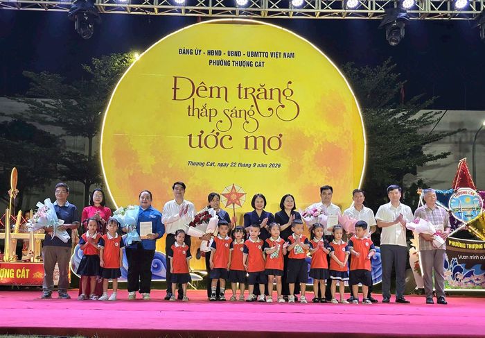 Trao giải phần thi mô hình đèn lồng nghệ thuật đến từ 6 tổ dân phố thu hút sự quan tâm của người dân trên địa bàn