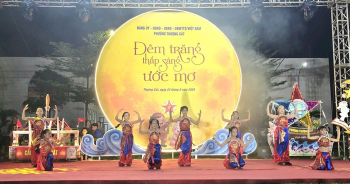 Những tiết mục văn nghệ đặc sắc của các em thiếu nhi biểu diễn tại đêm trăng rằm