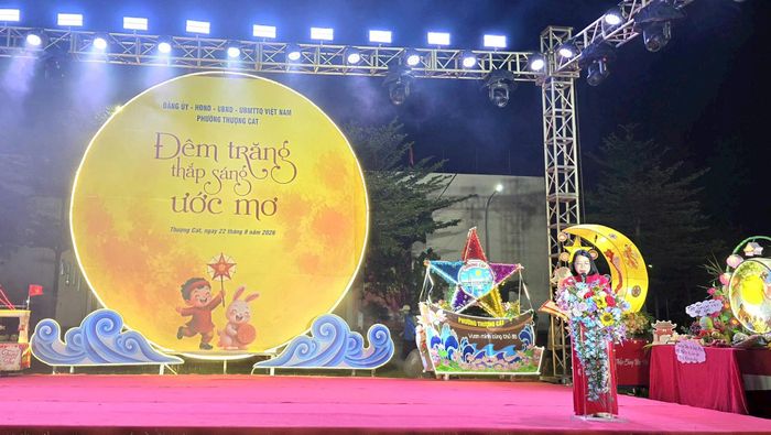 Phó Chủ tịch HĐND phường Thượng Cát Lê Thị Thành phát biểu khai mạc, đọc thư chúc Tết Trung thu của Chủ tịch nước
